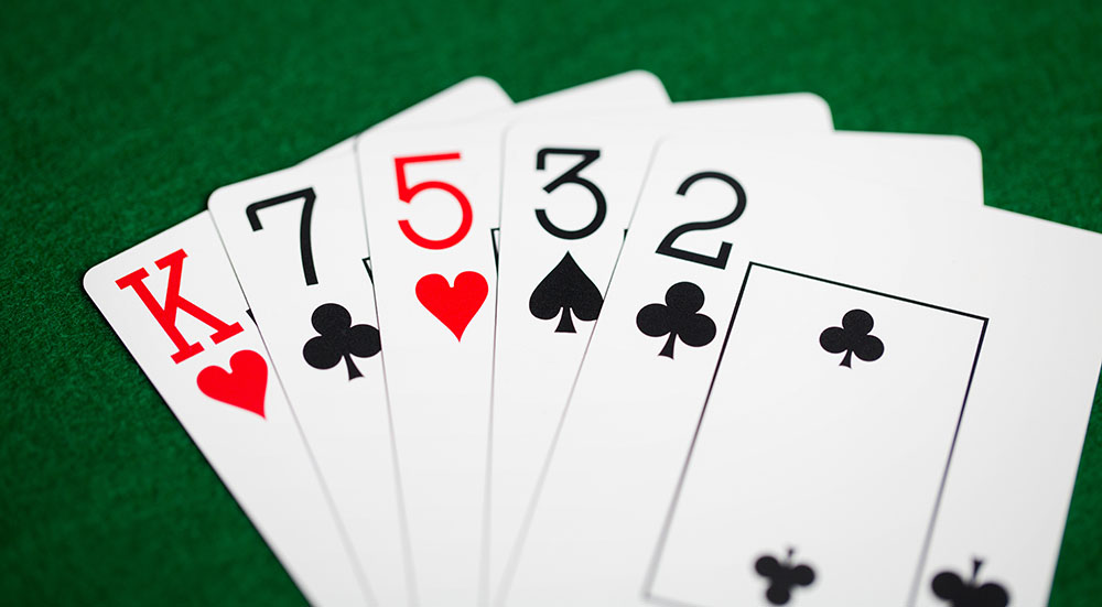 5 pokerkort på pokerbordet