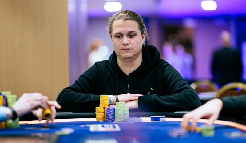 Niklas "Lena900" Åstedt spelar poker