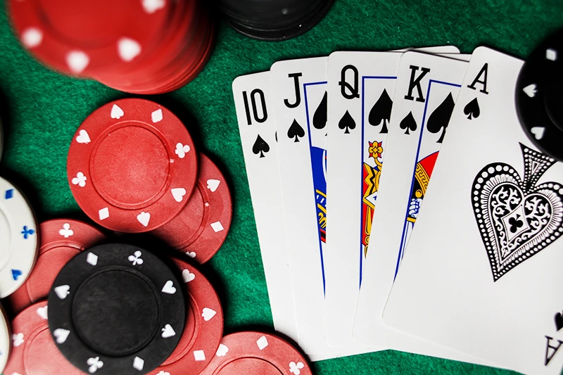 Kombinationen Royal Straight Flush på pokerbordet