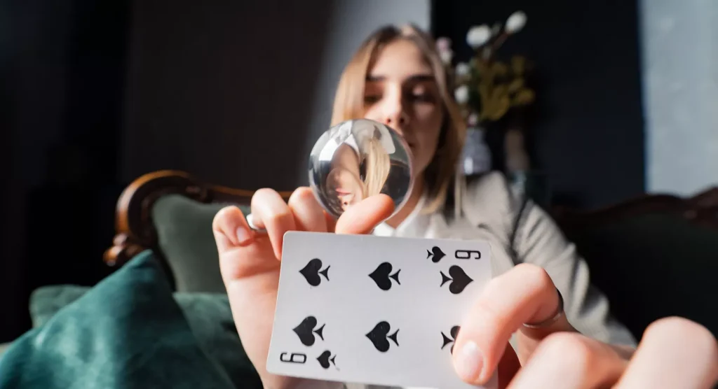 På marknaden finns många böcker om korträkning. För nybörjare kan det vara svårt att börja. Därför presenterar vi vanliga automatiska system som låter dig räkna kort med minimal risk att bli avstängd.