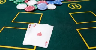 Korträkning i blackjack är ingen fusk, utan en strategi för bättre beslut baserat på spelade kort. Vår guide förklarar system, fallgropar och hur du undviker upptäckt.