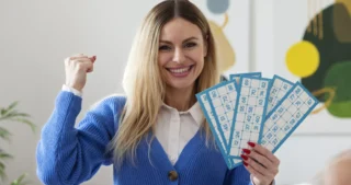 Sveriges Triss och EuroJackpot erbjuder högst vinstsannolikhet. Triss har i genomsnitt 1 vinst per 3,3 biljetter tack vare många småpriser.