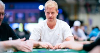 Viktor Blom spelar poker