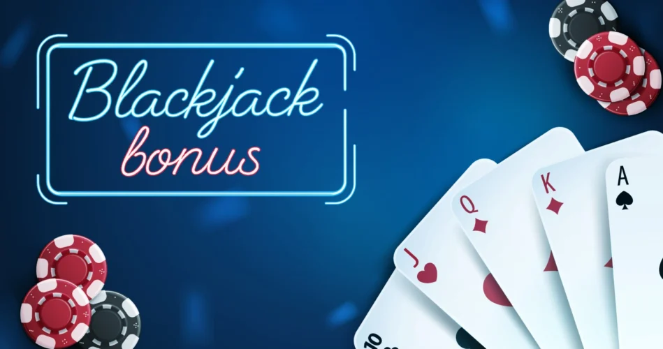 En bild på ett kortspel med en blackjack bonus. Kort på bordet visar en kung, dam, och ess, och det finns pokerchips i bakgrunden. Texten 'Blackjack bonus' är synlig i neonstil.