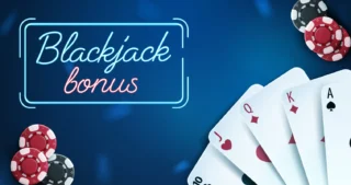 En bild på ett kortspel med en blackjack bonus. Kort på bordet visar en kung, dam, och ess, och det finns pokerchips i bakgrunden. Texten 'Blackjack bonus' är synlig i neonstil.